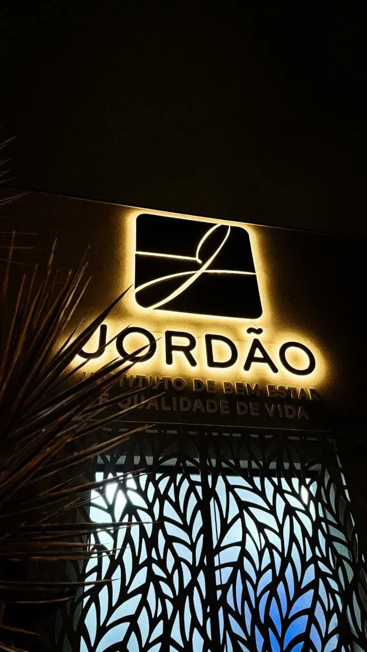 Letreiro iluminado do Instituto Jordão à noite