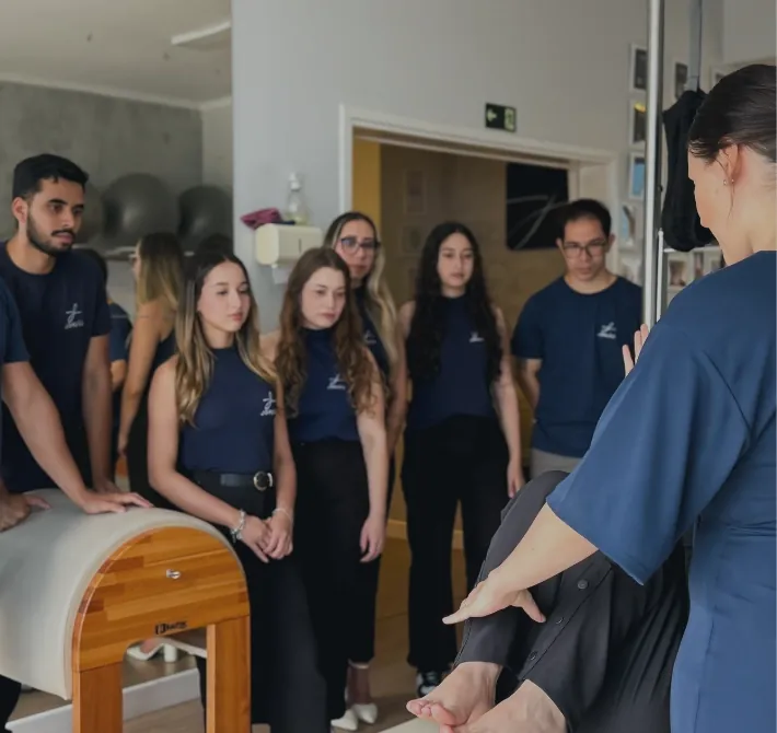 Equipe acompanhando uma demonstração no estúdio