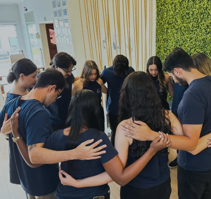 Equipe reunida em roda antes do expediente